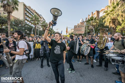 Músics contra la Repressió a la manifestació del 26 d'octubre al carrer Marina de Barcelona 